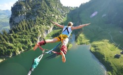 开云直播中心：绿茵场外的兄弟情，阿森纳后卫廷贝尔亲历胞弟昆滕签约马赛仪式