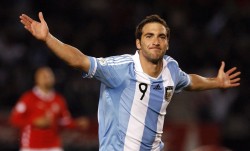 开云_拜仁独木难支，德甲集体沉没，欧冠赛场上的冰火两重天