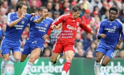 开云直播中心-浓眉血染战袍！硬扛马尔卡宁戳伤手指 铁血一回合诠释湖人脊梁